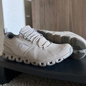 On Cloud 5 Running Waterproof women size 7.5 US, limited edition color